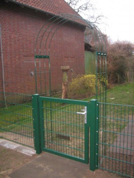 Zaun mit Rosenbogen
