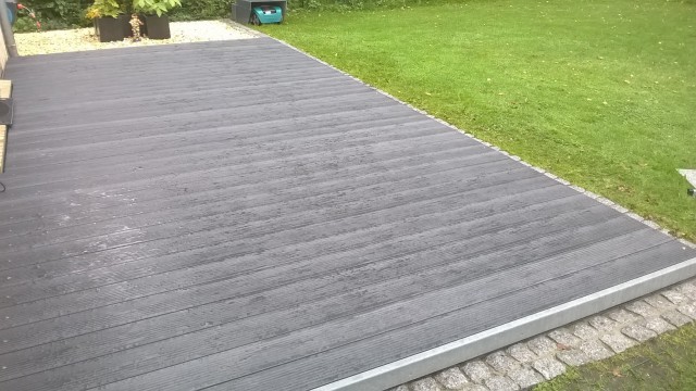 Kunststoff Dielen Terrasse in dunkel grau